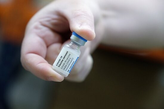 A vial containing a dose of the Janssen vaccine (Courtesy of the Catalan Health Department)