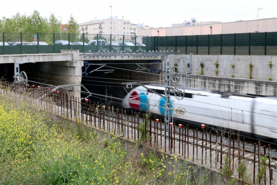 A high-speed AVE train entering a tunnel in Vilafranca del Penedès (by Gemma Sánchez)