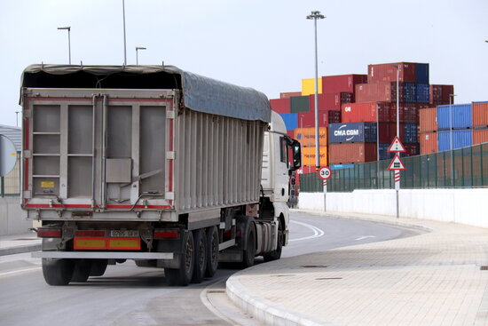 A cargo truck delivering goods to the Port of Barcelona (by Aina Martí)