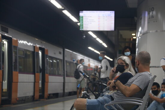 Commuters wait on a platform in Barcelona's Sants station on the first day of strike action called by Renfe train drivers, September 30, 2021 (by Albert Cadanet)