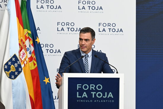 Spanish president Pedro Sánchez speaking at the Fòrum La Toja event in October 2021 (by Pool Moncloa / Borja Puig de la Bellacasa)