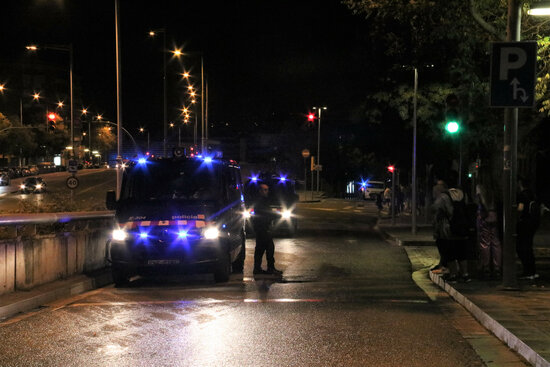 Catalan police, the Mossos d'Esquadra, in the Sarrià district, where disturbances took place in the early hours of the morning, October 2, 2021 (by Eli Don) 