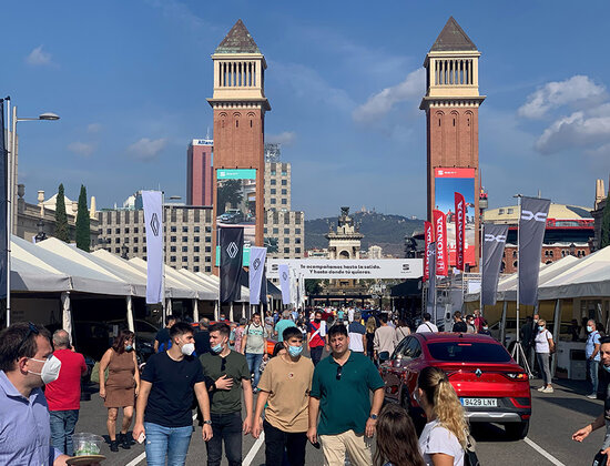 Visitors attend Automobile Barcelona 2021 on Reina Maria Cristina Avenue, October 2, 2021 (Automobile Barcelona) 