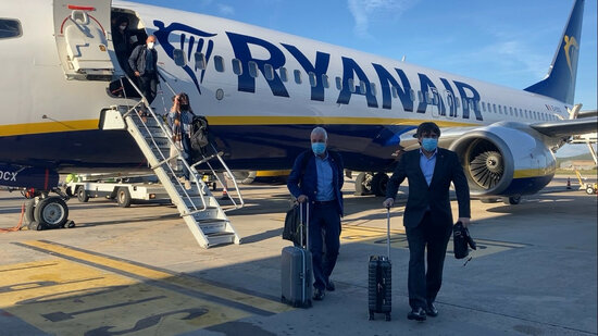 Former president Carles Puigdemont and former senator Jami Matamala, disembark in Alghero after their flight from Brussels, October 3, 2021 (by Natàlia Segura) 