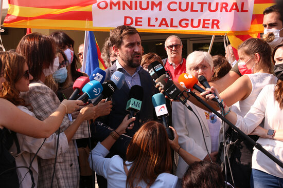 MEPs Toni Comín and Clara Ponsatí address the media in Sassari, October 4, 2021 (by Marina López)