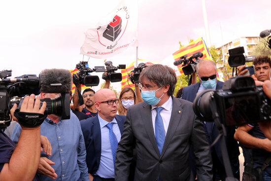 Carles Puigdemont leaves court in Sassari, Sardinia, with his lawyer Gonzalo Boye, October 4, 2021 (by Natàlia Segura)