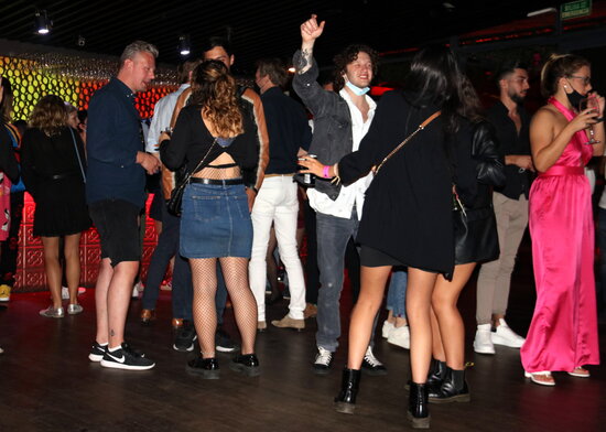 People dancing at Shôko in Barcelona on the first night that clubs reopened, October 8, 2021 (by Marta Casado Pla)