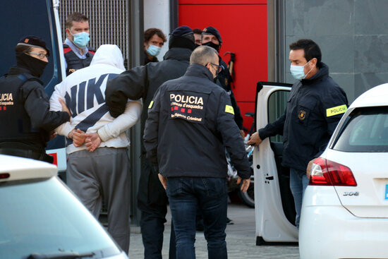Catalan police officers taking an arrested individual to the Llinars del Vallès police station, on October 26, 2021 (by Albert Segura) 