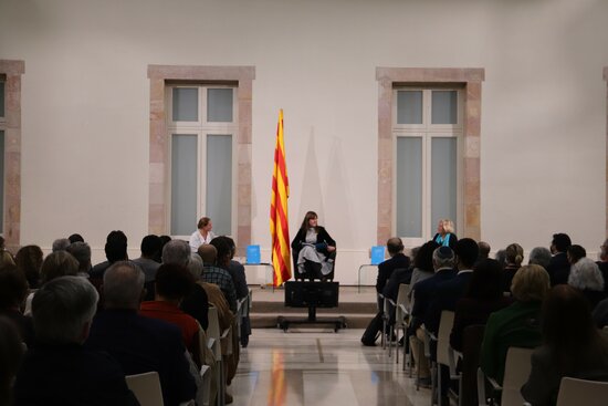 Catalan parliament speaker Laura Borràs faces MPs in the parliament auditorium (by Maria Asmarat)