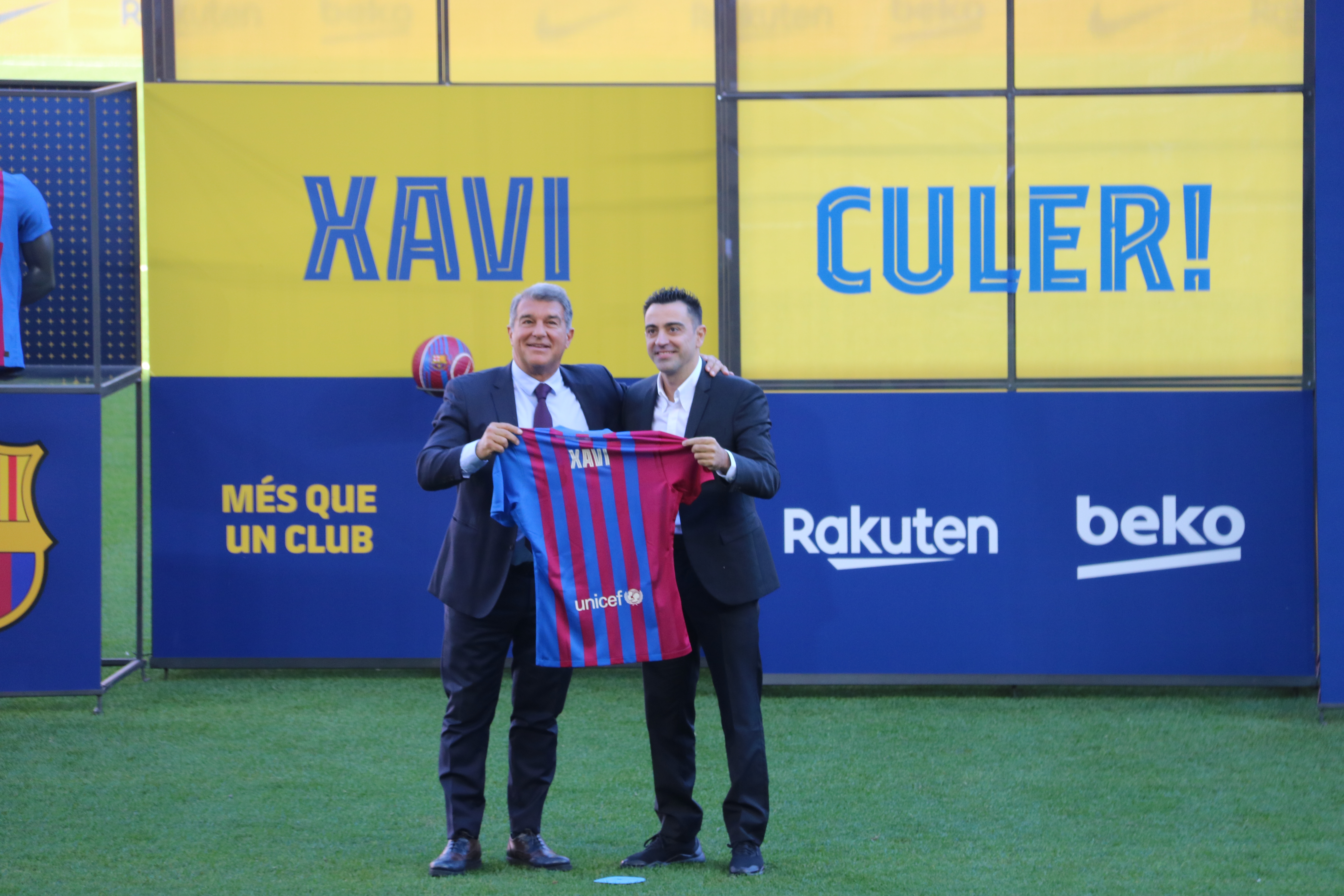 Xavi Hernández and Joan Laporta hold up a Barcelona jersey during the presentation of the new Barça manager (by Cillian Shields)