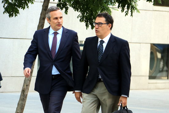 Josep Lluís Alay (left) with his lawyer, Jaume Alonso-Cuevillas, arriving at court on June 4, 2018 (by Tània Tàpia) 