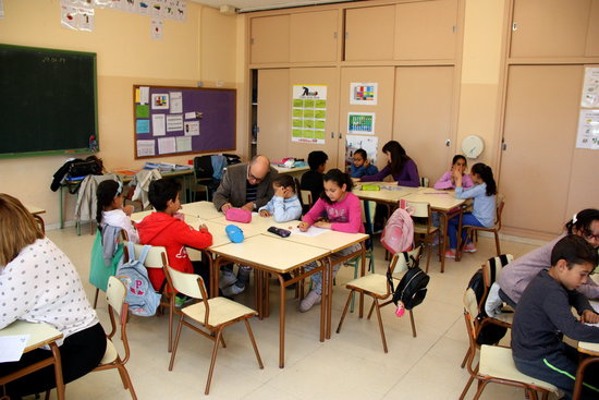 A teacher helps pupils in a primary school in Tarragona, May 2019 (image by Eloi Tost)