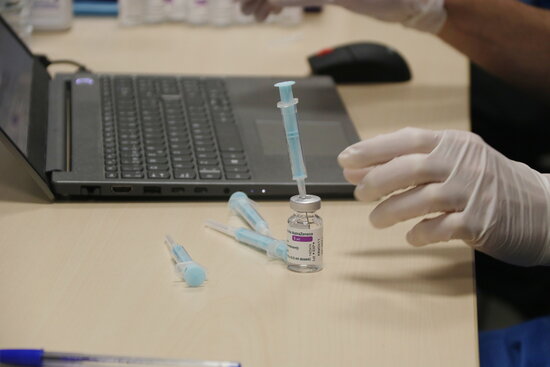 Image of an AstraZeneca vaccine that is about to be given to somebody (by Albert Cadanet)