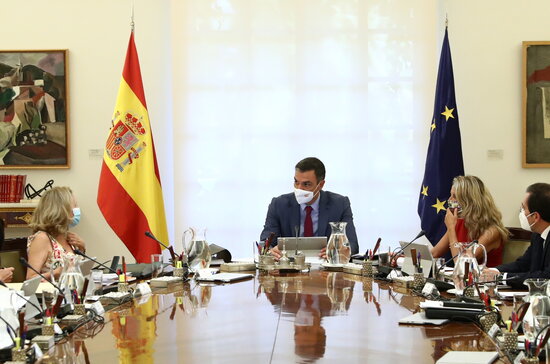 Spain's president, Pedro Sánchez, between the finance minister Nadia Calviño and the work minister, Yolanda Díaz, on August 24, 2021 (by Fernando Calvo/La Moncloa)