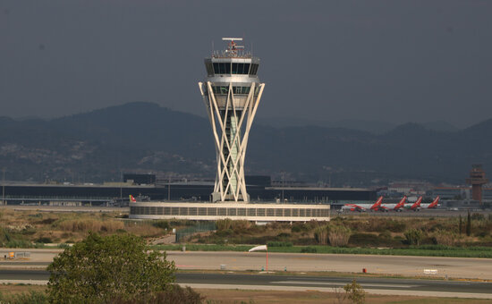 Image of the control tower at Barcelona airport (by Àlex Recolons)