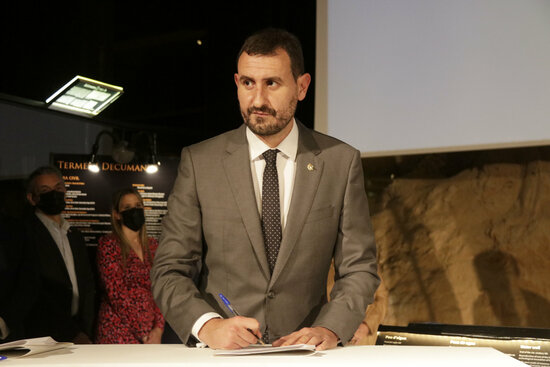 Rubén Guijarro, new mayor of Badalona, signing the new government deal in Badalona, on October 28, 2021 (by Jordi Pujolar)