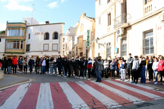 A minute's silence is held in Masquefa against the sexual assault suffered by a 16-year-old girl from the town in Igualada, November 3, 2021 (by Gemma Sánchez) 