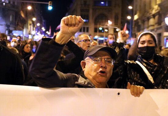 A man protests against rising electricity prices, November 6, 2021 (by Marta Casado Pla) 