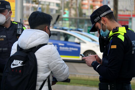 A police officer speaks to an electric scooter user in Barcelona, November 9, 2021 (by David Cobo)