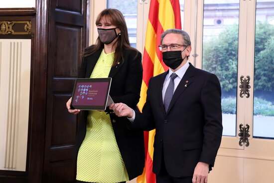 Catalonia's economy minister Jaume Giró (right) presents the 2022 budget proposal to the Catalan parliament speaker Laura Borràs (left) (photo from Aina Martí)