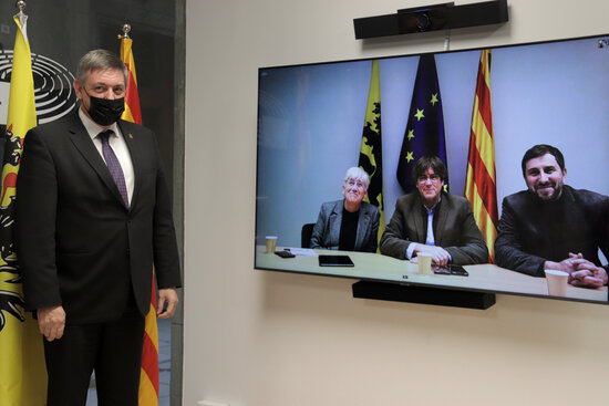 Flanders minister-president, Jan Jambon, in Barcelona, meets online with pro-independence MEPs Puigdemont, Ponsatí and Comín, November 16, 2021 (by Guifré Jordan) 