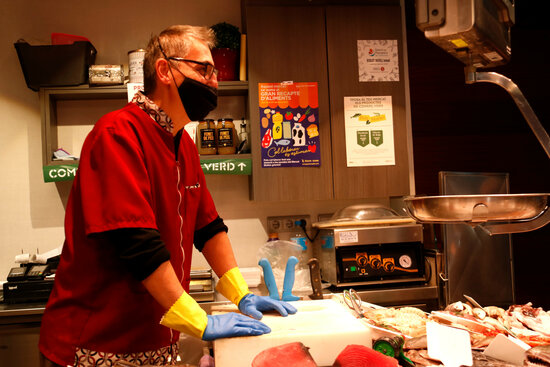 A fishmonger in the Sants market participating in the 2021 'Gran Recapte' food drive (by Blanca Blay)