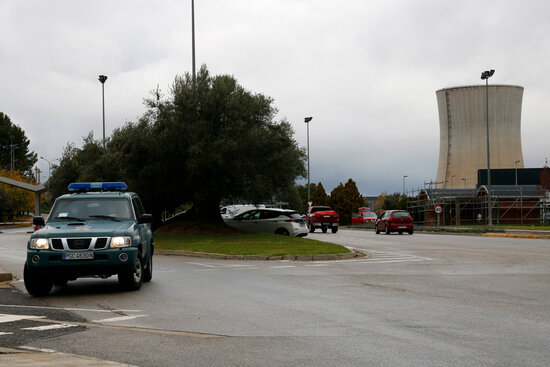 A Guardia Civil police vehicle outside the Ascó nuclear power plant, November 25, 2021 (by Núria Torres) 