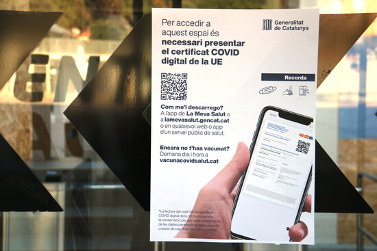 Image of a poster in front of a gym reminding users that Covid passes are obligatory to enter (by Marta Casado Pla)