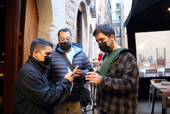 Customers show Covid certificates to enter restaurant, November 26 (by Marta Casado Pla)