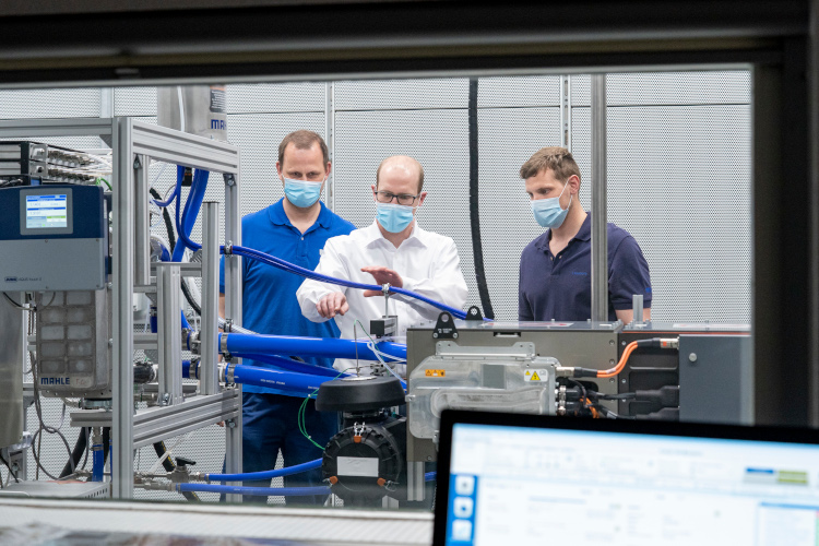 Mahle engineers working on a fuel cell with cooling system in Stuttgart (by Mahle)