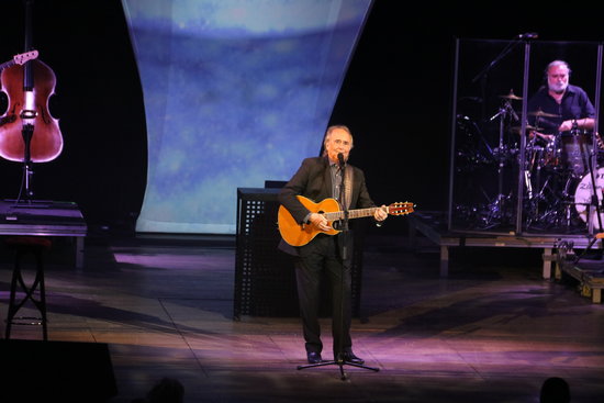 Joan Manuel Serrat performs on stage in Barcelona's Auditori del Fòrum in 2018 (by Mar Vila)