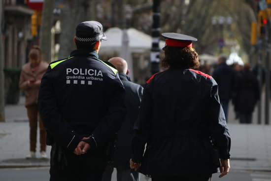 Catalan Mossos d'Esquadra police agent with a Barcelona Guardia Urbana police on December 2, 2019 (by Elisenda Rosanas)
