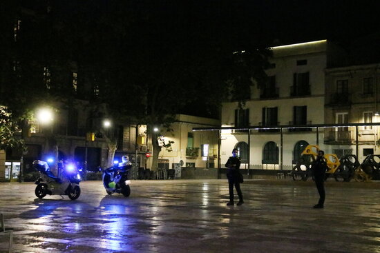 Two police officers in a square in Barcelona on May 9, 2021 (by Sílvia Jardí)