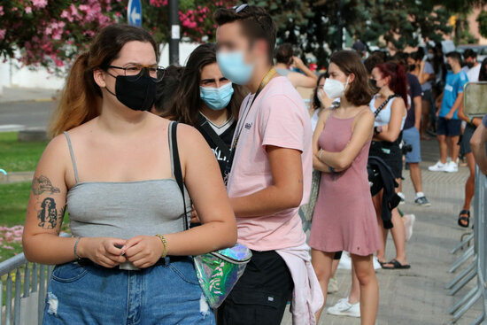 Teenagers on a mass Covid-19 testing facility in Sitges on July 7, 2021 (by Gemma Sánchez)