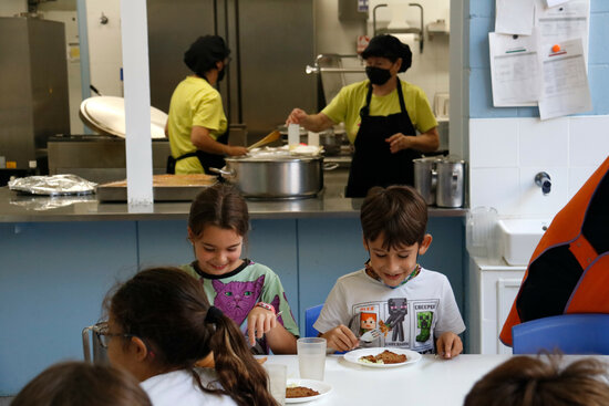 Children having lunch at Barcelona's Escola Farigola on October 5, 2021 (by Blanca Blay)