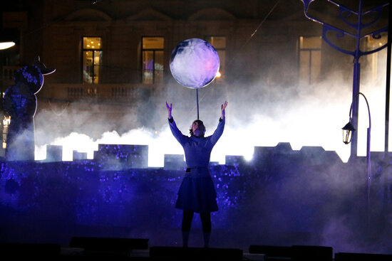 A scene from the show performed by Ombrana during the ceremony to switch on the Christmas lights in Barcelona's Plaça Catalunya (by Carola López)