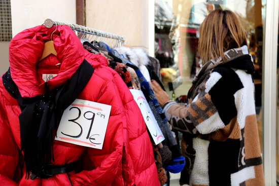 A woman browses a clothes shop in Sabadell (by Albert Segura Lorrio)