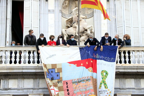 President Pere Aragonès, ministers Tània Verge and Josep Maria Argimon, and representatives of various groups unveil a Memorial Tapestry commemorating the fight against AIDS, December 1, 2021 (by Laura Fíguls) 