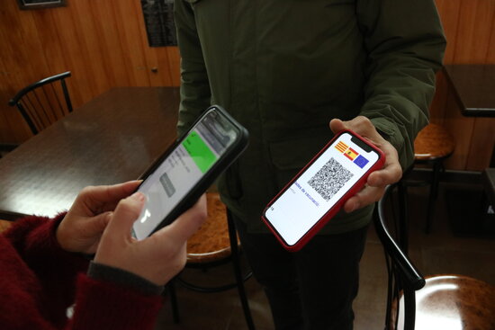 Scanning of a EU Covid pass at a bar on December 3, 2021 (by Aina Martí)