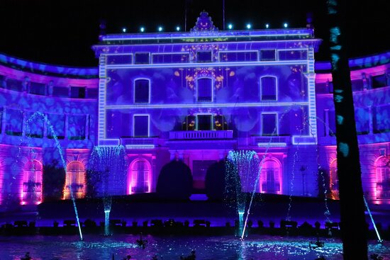 A building lit up as part of the 'Natura encesa' light installation in Barcelona's Pedralbes Gardens (by Maria Asmarat)