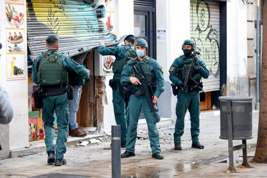 Spanish police officers enter a shop in Barcelona's drug raid on December 14, 2021 (by Blanca Blay)