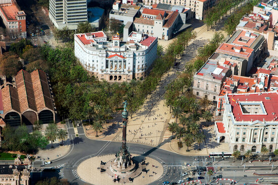 Aerial view of La Rambla boulevard at Columbus statue (by Ajuntament de Barcelona)