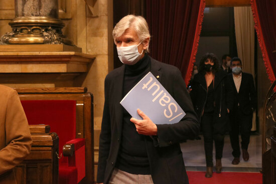 Health minister, Josep Maria Argimon, entering the Catalan parliament on December 15, 2021 (by Rafa Garrido)