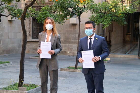 Catalan president, Pere Aragonès, and En Comú Podem spokesperson, Jéssica Albiach, with the signed agreement in the Generalitat on December 16, 2021 (by Sílvia Jardí)