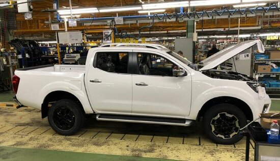 Last pickup truck manufactured at Nissan's Barcelona Zona Franca plant on December 16, 2021 (by Nissan)
