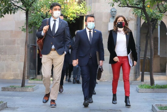 Catalan president Pere Aragonès, center, with vice president Jordi Puigneró and presidency minister Laura Vilagrà on December 21, 2021 (Rubén Moreno / Govern)