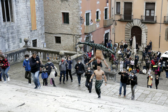The Giang Brothers climbing Girona's stairs while balancing a person on the head on December 23, 2021 (by Marina López)