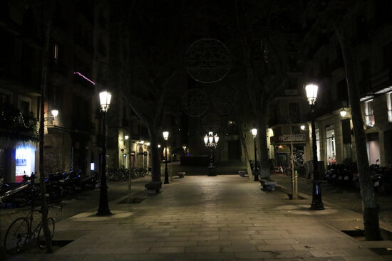 Passeig del Born in Barcelona was empty in the early hours of December 24, 2021 (by Laura Fíguls)