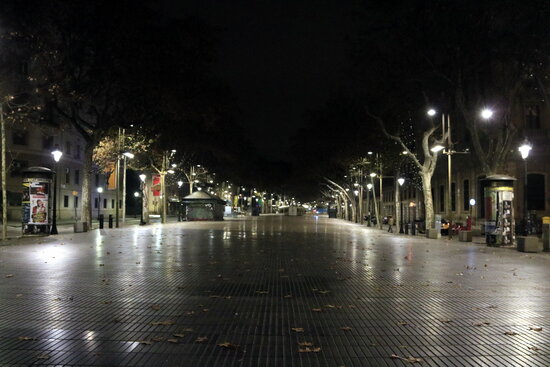 Barcelona's La Rambla boulevard during the first night of the curfew on December 24, 2021 (by Laura Fíguls)