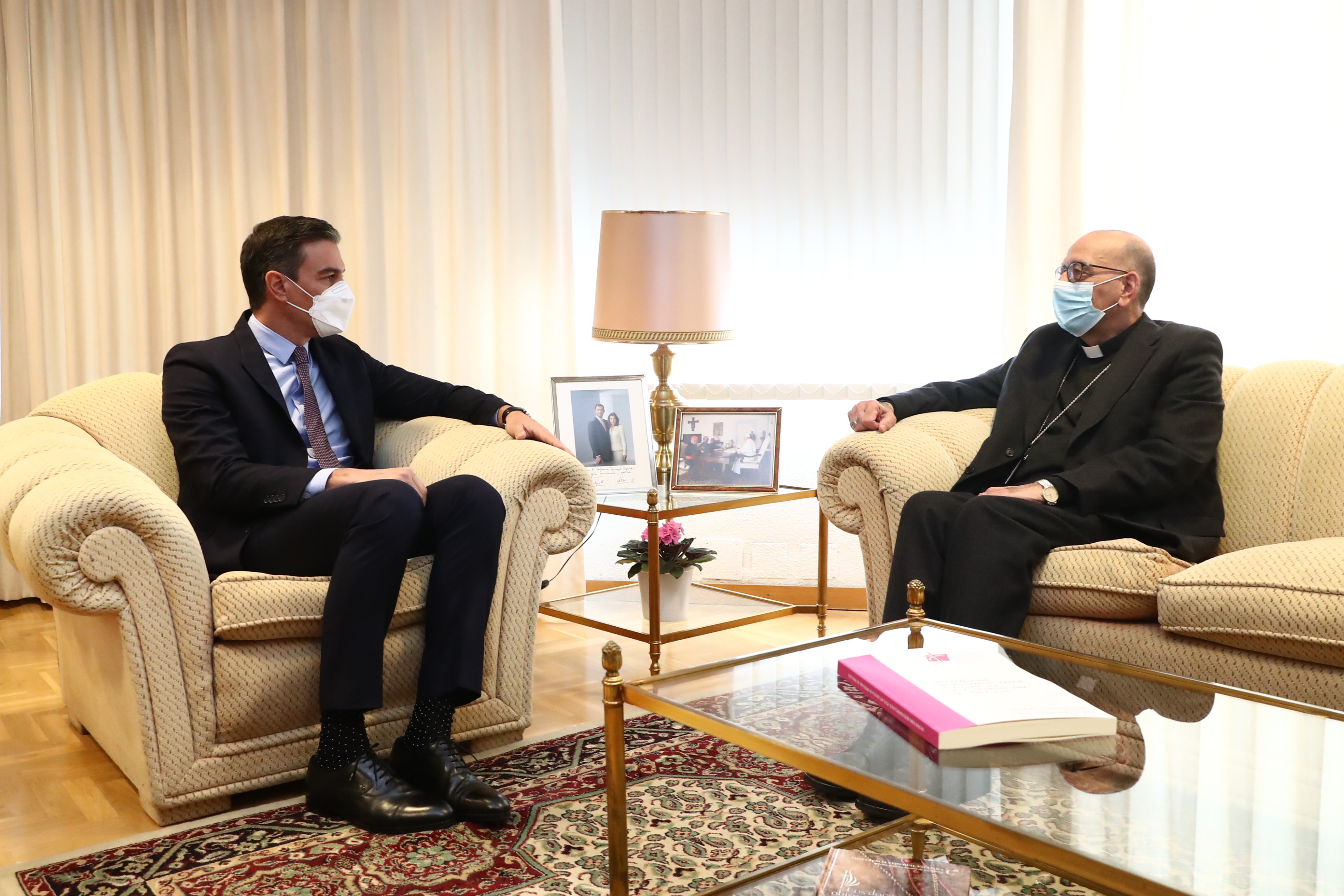 Spanish president Pedro Sánchez meets with Cardinal Juan José Omella, head of the Spanish Episcopal Conference, January 24, 2022 (Moncloa Pool) 